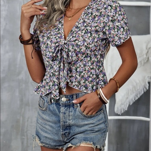 ALLOVER FLORAL PRINT KNOT FRONT PEPLUM BLOUSE - Picture 3 of 8